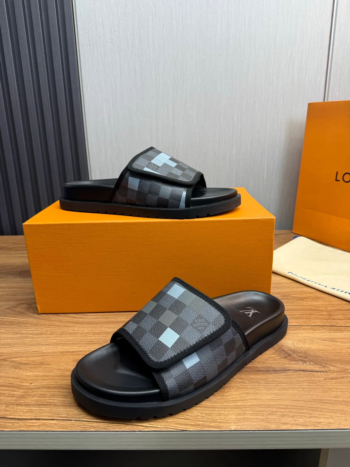 Men's shoes 💰340💰 ▪️LV's popular Little Red Book popular slippers hot sale: 1 shipment✅ Super textured and comfortable slippers, original TPU outsole. Authentic counter box drawer box packaging 🎁Size 38-45